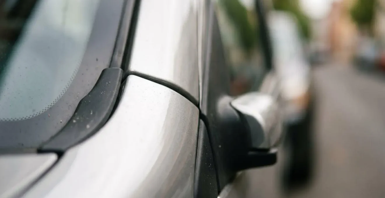 Vue rapprochée d'une petite voiture citadine compacte symbolisant un choix raisonnable pour limiter les coûts d'assurance