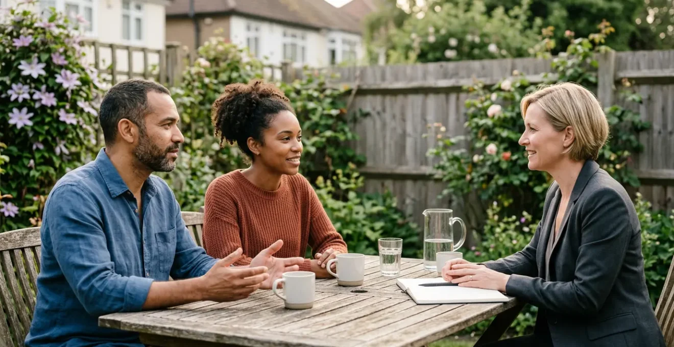 Scene illustrant la resolution amiable d'un conflit entre voisins avec accompagnement juridique professionnel