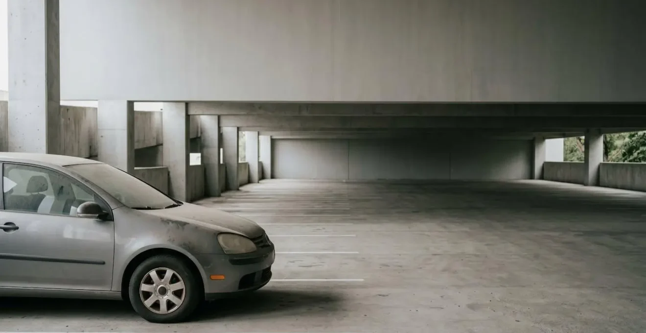Véhicule immobilisé dans un espace de stationnement illustrant la formule garage mort